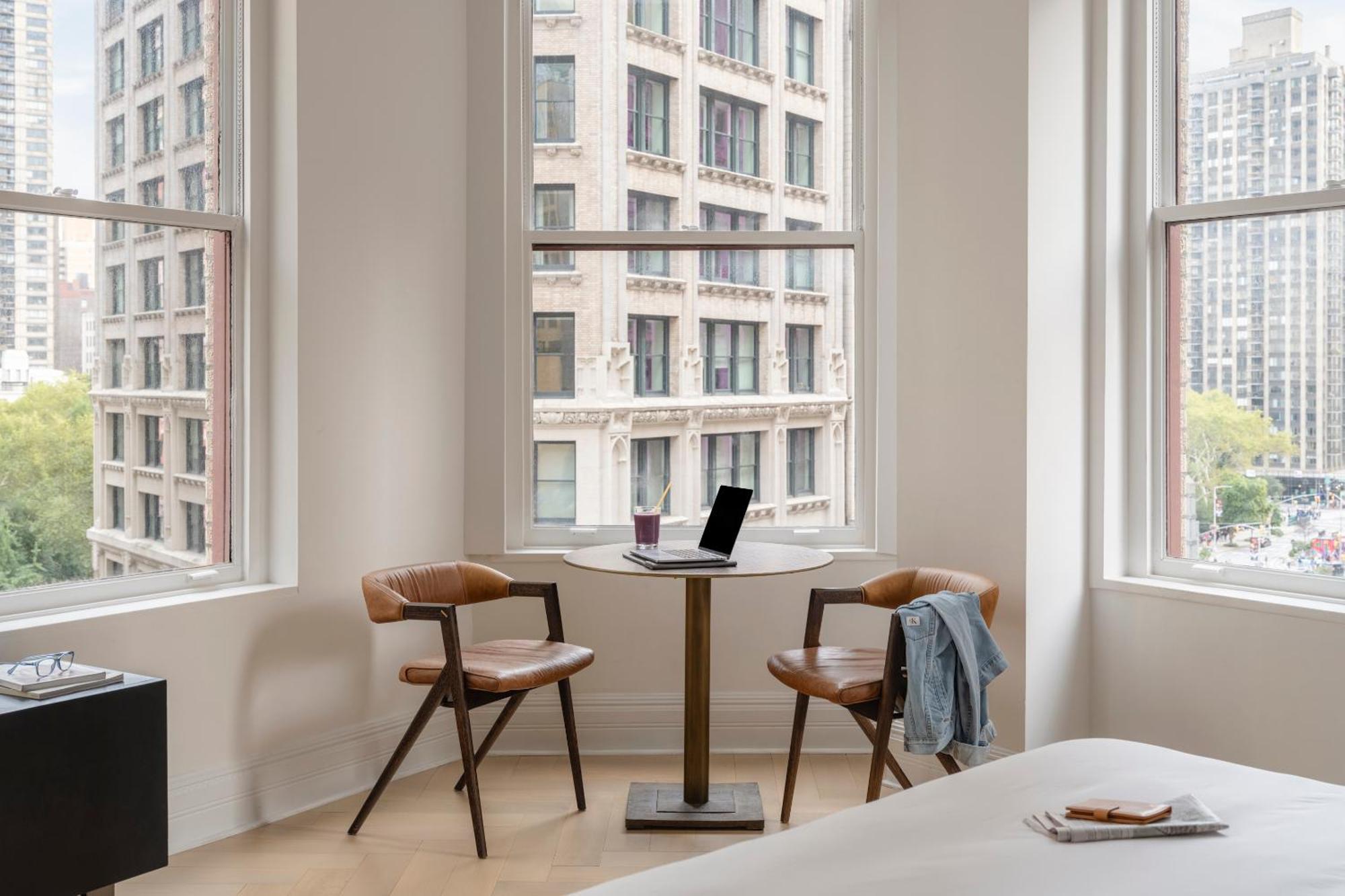 Flatiron Hotel, Sonder