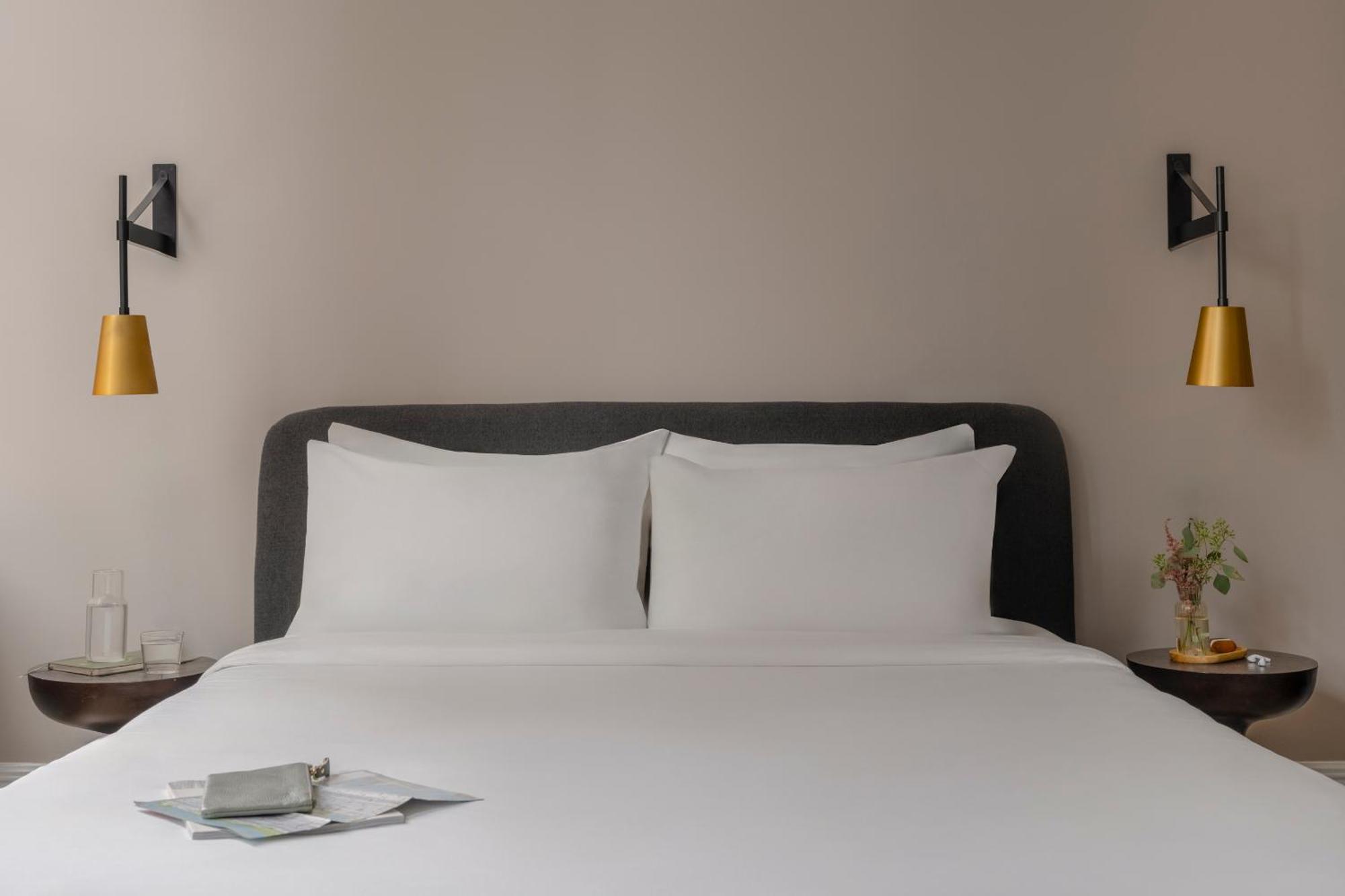 Flatiron Hotel, Sonder