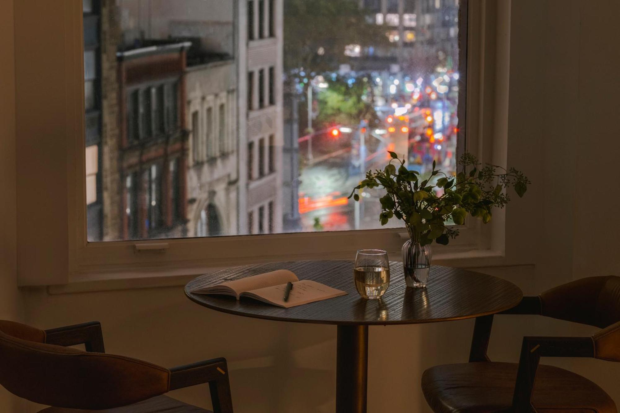 Flatiron Hotel, Sonder