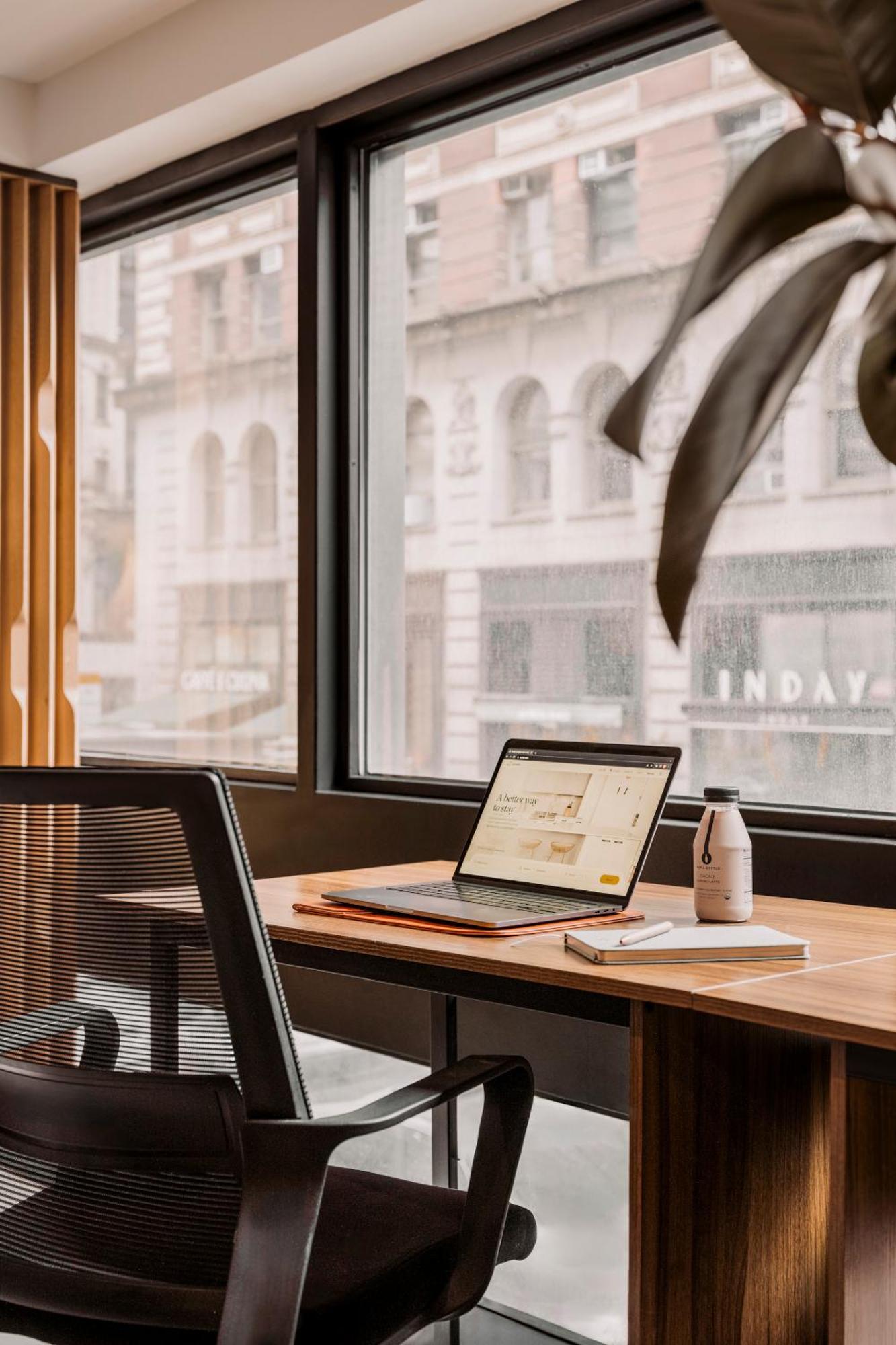 Flatiron Hotel, Sonder