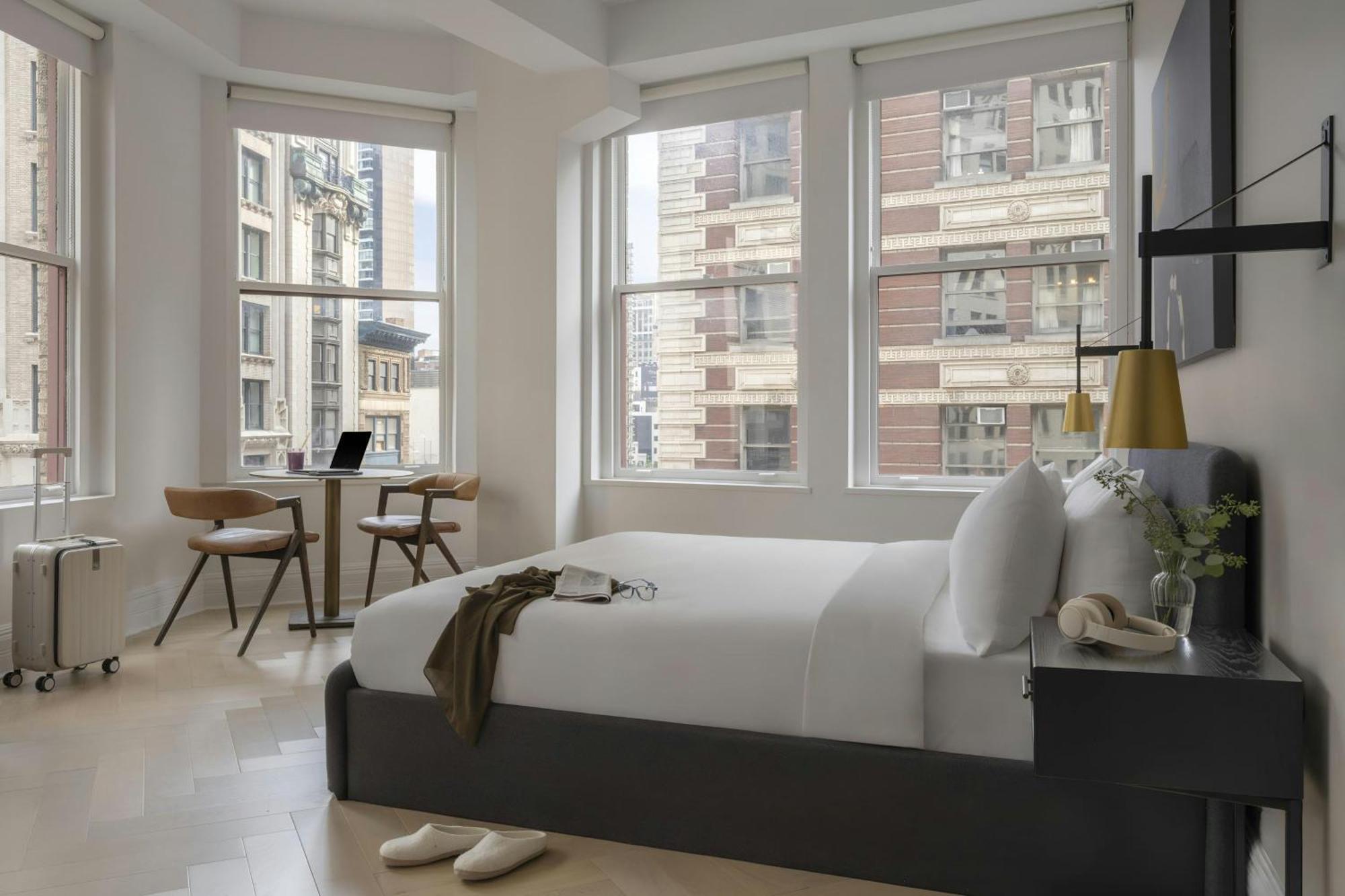 Flatiron Hotel, Sonder